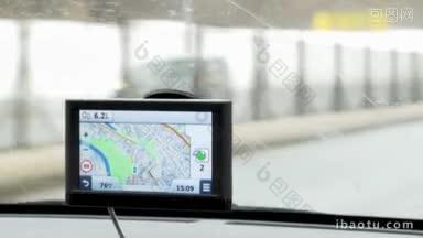 在城市中开车的特写镜头，挡风<strong>玻璃</strong>上安装了GPS装置